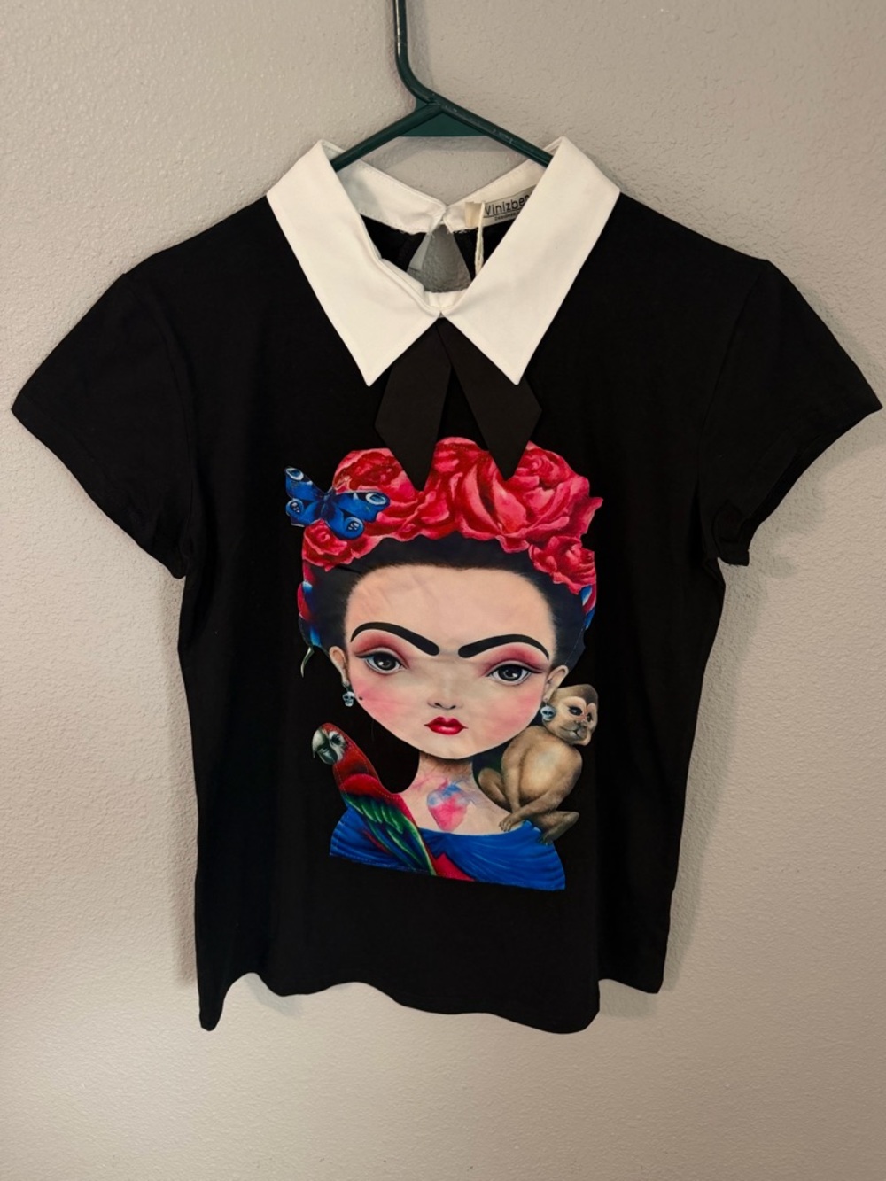 Vinizbena Art Graphic Print Peter Pan Collar Bow Button T-Shirt Black White M